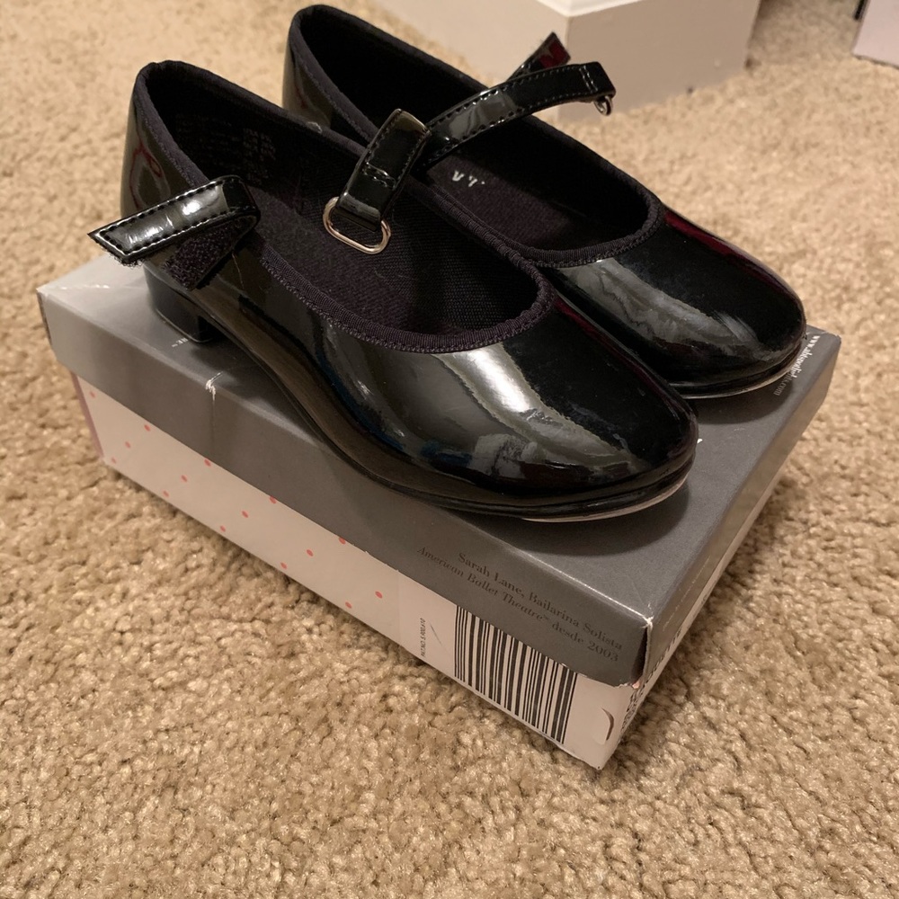 Spotlights little girls black tap shoe. Size 9.5
